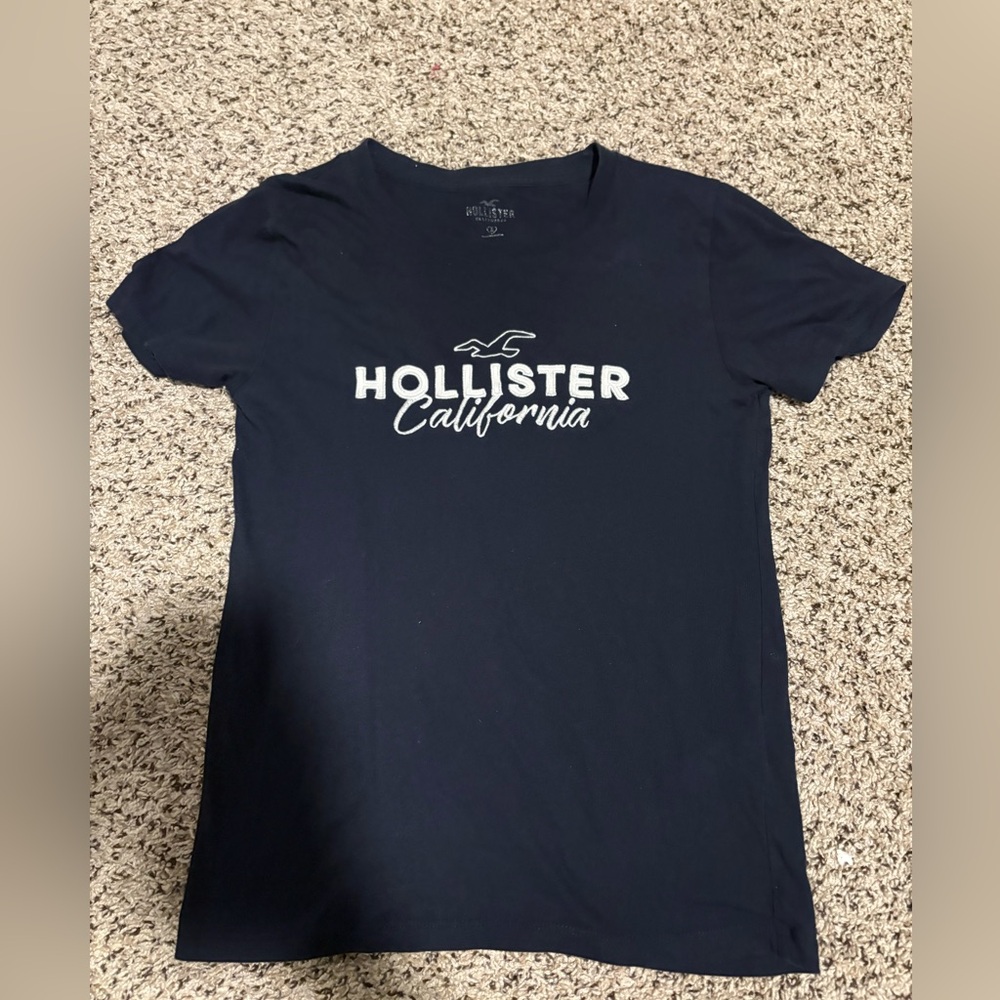 Hollister Women's Dark Blue Graphic Tee